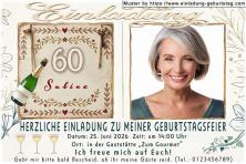 Die Einladung zum Geburtstag mit Ihrem Foto quadratisch zugeschnitten, umgeben von einem dünnen Rahmen. Links daneben befinden sich Ihr Alter und Ihr Name.