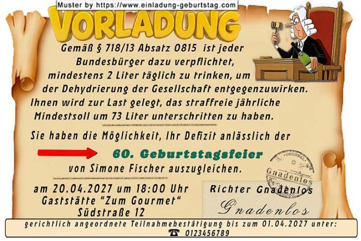 Die lustige Einladung zum Geburtstag mit der strahlenden, vom Leben gezeichneten Frau, die eine Geburtstagstorte mit Ihrem Alter darauf in der Hand hält.