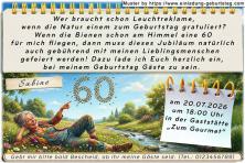 Die lustige Einladung zum Geburtstag - eine Frau liegt entspannt auf einer Wiese und zeigt nach oben. Über Ihr formt ein Schwarm Bienen Ihr Alter.